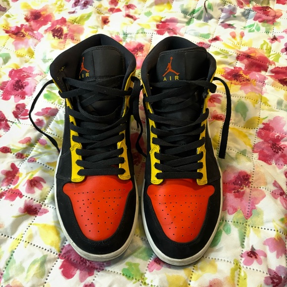 Air Jordan Retro Mid SE Black/Orange/Amarillo Yellow Raygun; size 10